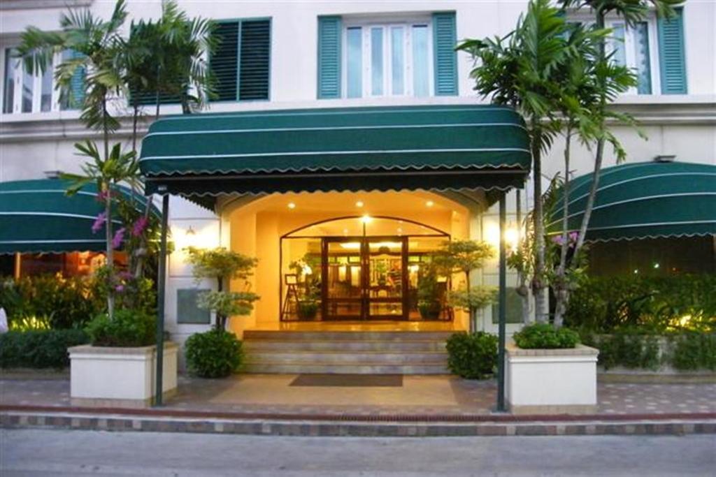 At 21 Saladaeng Aparthotel Bangkok Exterior photo